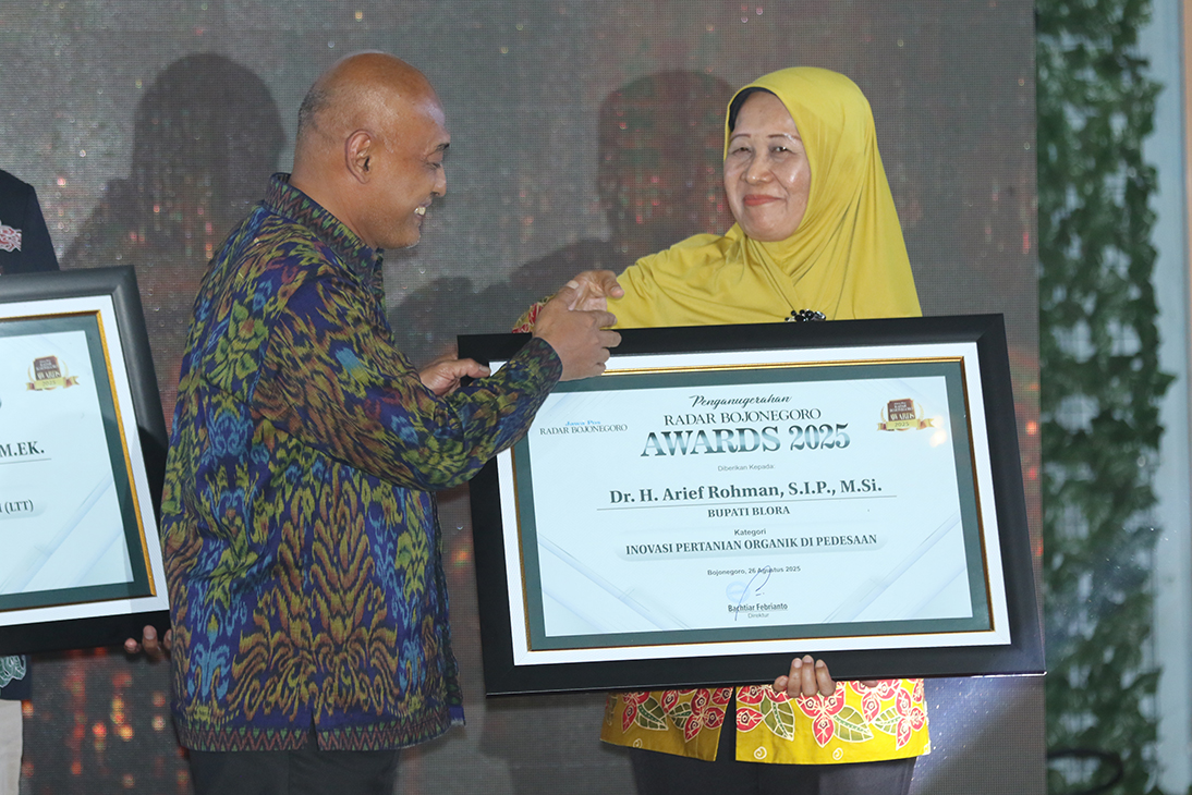 RAIH PRESTASI: Bupati Blora, Arief Rohman diwakili Staf Ahli Bupati Blora Bidang Sosial Budaya dan Kemasyarakatan, Retno Kusumawati saat menerima penghargaan dari Jawa Pos Radar Bojonegoro Awards 2025