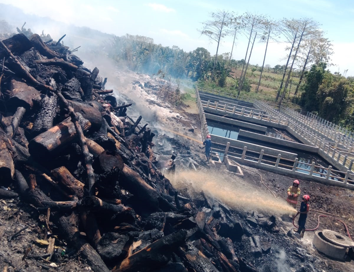 PEMBASAHAN: Petugas Dindamkarmat Bojonegoro masih terus melakukan di TPA Banjarsari, Kecamatan Trucuk dalam dua hari.