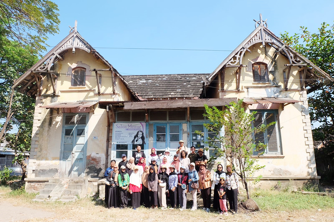 EDUKASI: Komunitas Walking Tour Cepu mengeksplorasi lokasi-lokasi bersejarah, seperti rumah berarsitektur Belanda.