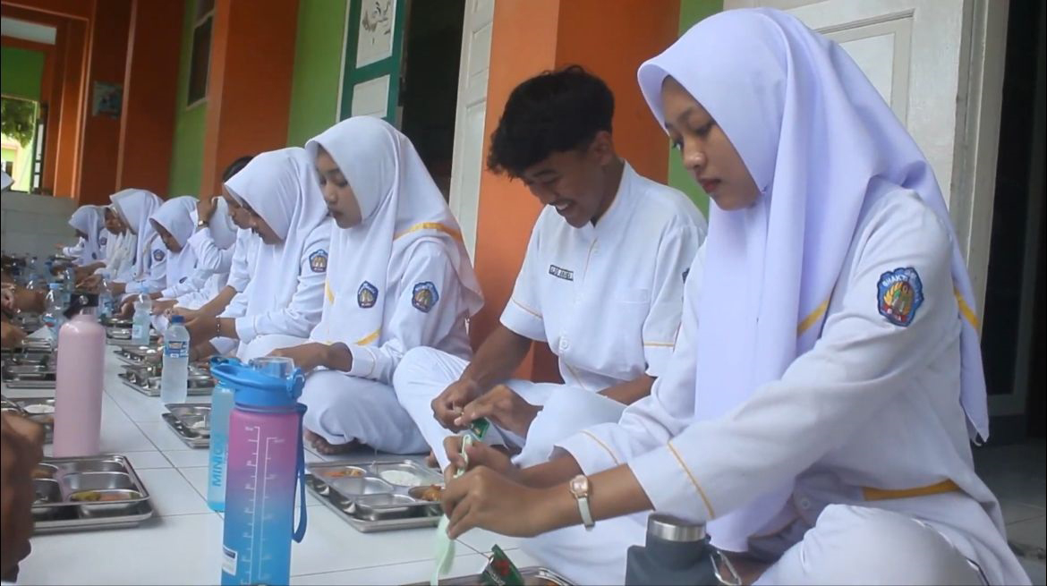 PROGRAM MBG: Siswa-siswi SMK Bhakti Husada Blora sedang lahap menyantap menu makan bergizi gratis (MBG), Kamis (4/9).