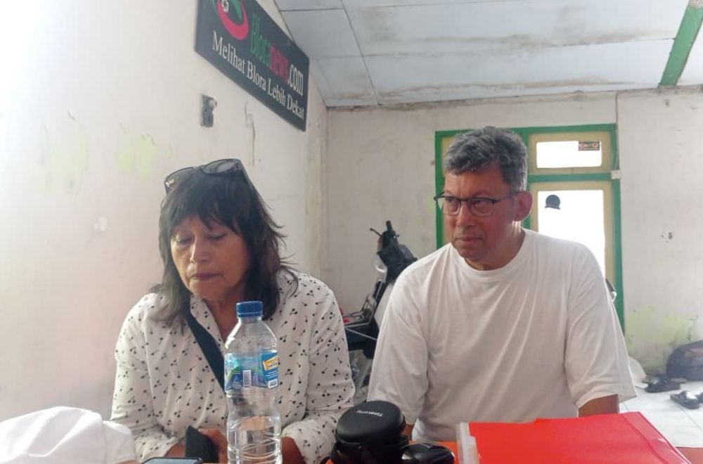 CARI LELUHUR: Kakak beradik Edward Geus dan Esther Geus saat berkunjung di Blora hendak mencari jejak leluhurnya.