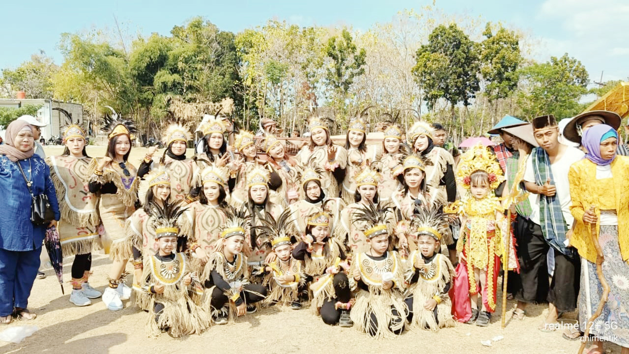 EKONOMI KREATIF: Kostum suku Dayak paling banyak dipesan dan disewa pada momen Agustusan tahun ini.
