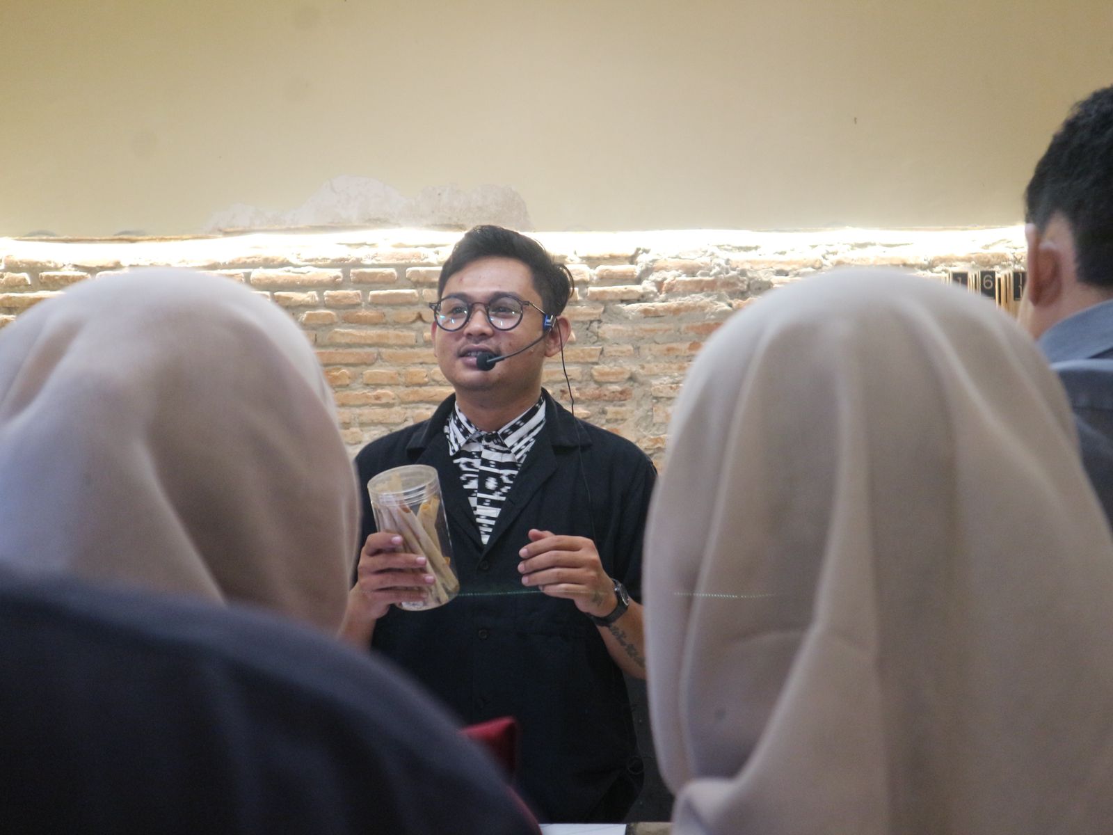 UNIK: Coffeeshop milik Anang Ma&rsquo;ruf menjadi salah satu destinasi Bojonegoro Walking Tour karena memiliki menu unik yaitu kopi ledre.