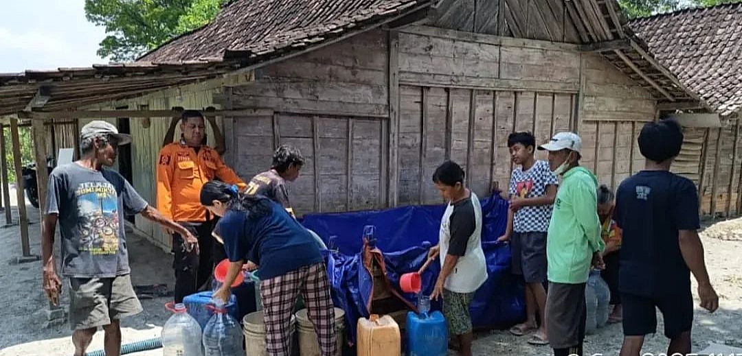 KEMARAU: Tim BPBD Bojonegoro dropping air bersih di Desa Meduri, Kecamatan Margomulyo, Sabtu (6/9).