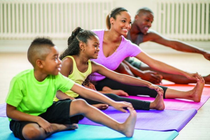 Ilustrasi olaraga senam atau yoga santai di rumah.