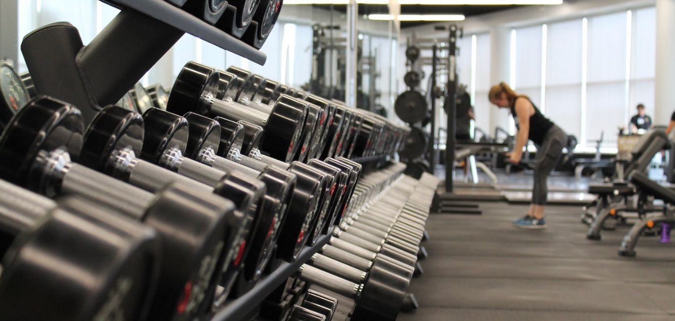 LATIHAN BEBAN: Pusat kebugaran atau gym bisa menjadi tempat yang tepat untuk latihan beban.