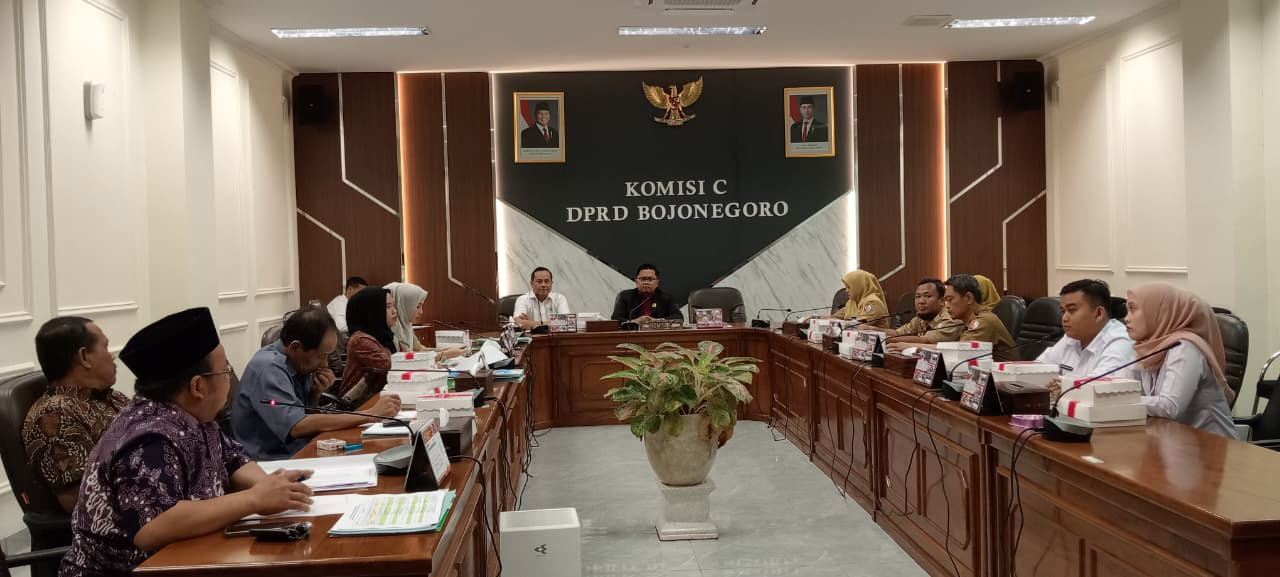 RAPAT: DPRD Bojonegoro saat rapat membhahas kebijakan, jadwal kegiatan bulan ini berubah, karena rawan terjadi demonstrasi.