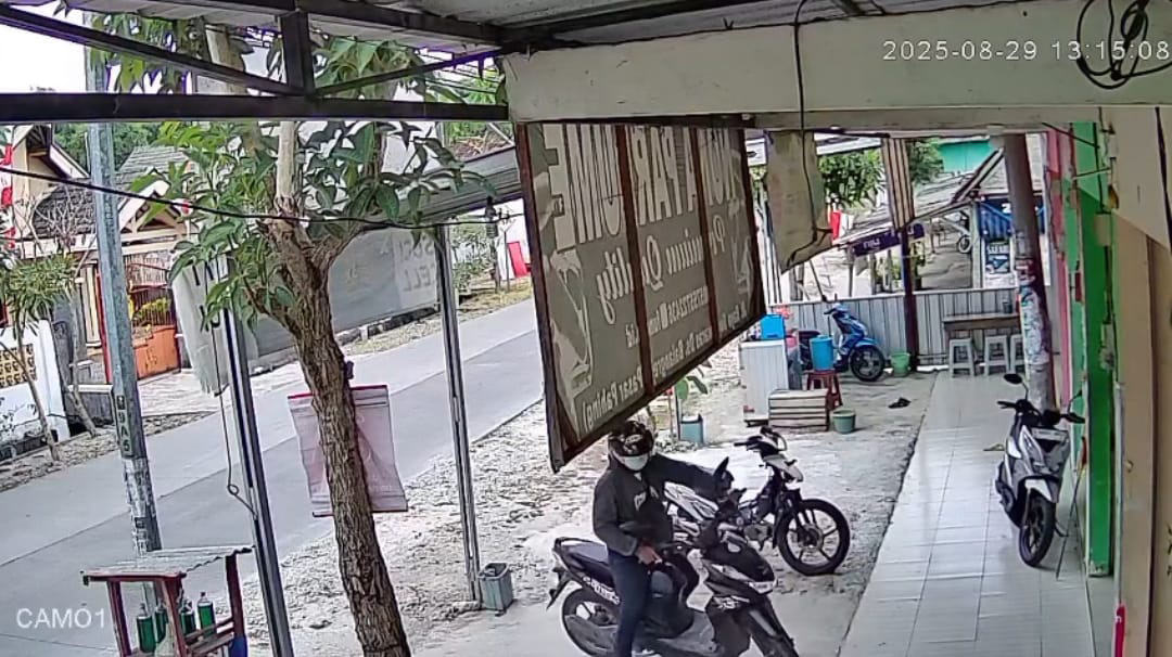 DIDUGA PELAKU: Gambar terduga pelaku curanmor yang tertangkap monitor CCTV.
