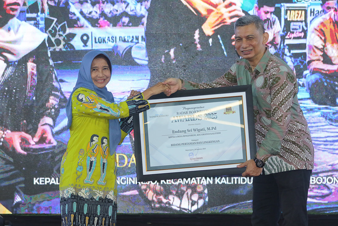 INSPIRATIF: Kades Ngringinrejo bersama Direktur Jawa Pos Radar Bojonegoro, saat menerima penghargaan Radar Bojonegoro Awards 2025 di bidang pertanian dan lingkungan.