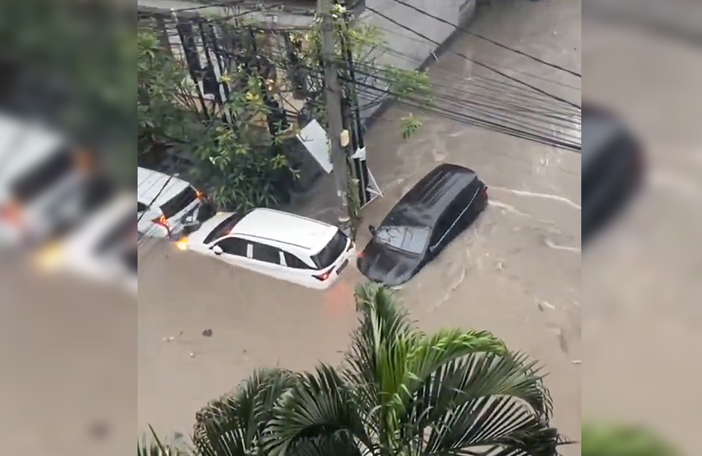 Tangkapan layar sebuah mobil hitam hanyut imbas banjir Bali (10/9). Peristiwa ini lumpuhkan 43 titik di Denpasar.