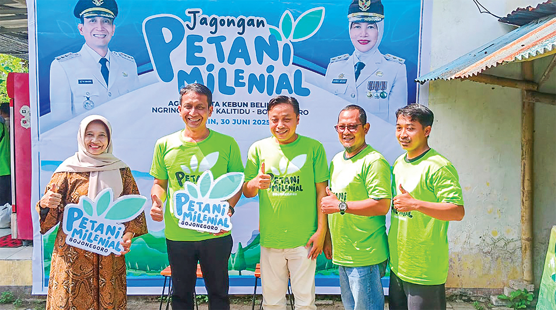 JAGONGAN: Kades Ngringinrejo bersama Bupati Bojonegoro, setelah menggelar Jagongan bersama 100 petani milenial di Agrowisata Belimbing pada Juni 2025.