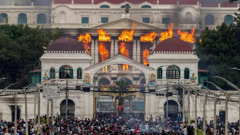 Gedung DPR dan Pemerintahan Nepal dibakar demonstran pada Selasa (9/9). (Dok. EPA)