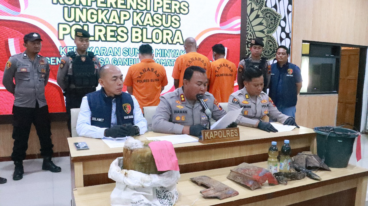 TERUS DIKEMBANGKAN: Petugas kepolisian menyatakan belum ada tambahan tersangka pada kasus kebakaran sumur minyak. (ISTIMEWA/RADAR BOJONEGORO)