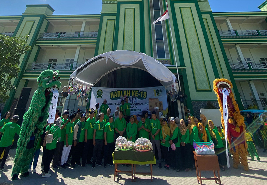 KHUSYU&rsquo;: Kyai Tamam panjatkan Do&rsquo;a semoga Ponpes Modern Al Fatimah kedepannya membawa keberkahan, kemaslahatan bagi masyarakat dan umat Bojenegoro.
