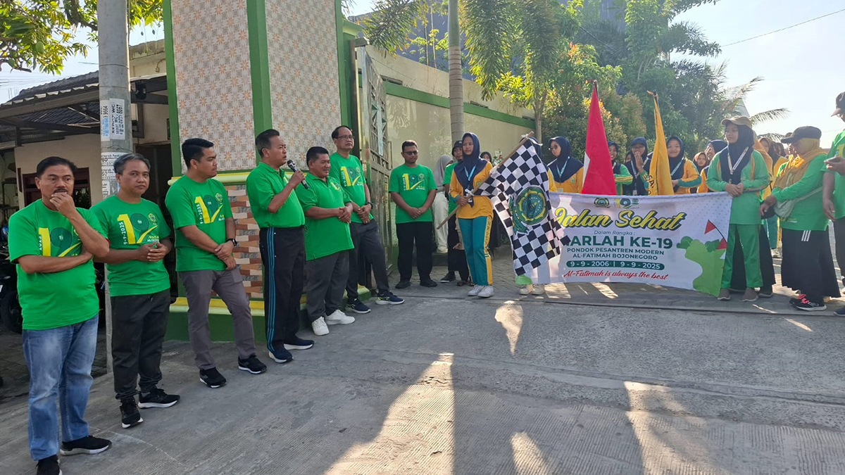 JALAN SEHAT: Anggota DPRD Provinsi Jatim Budiono memberangkatktan jalan sehat Harlah Ponpes Modern AlFatimah ke-19.