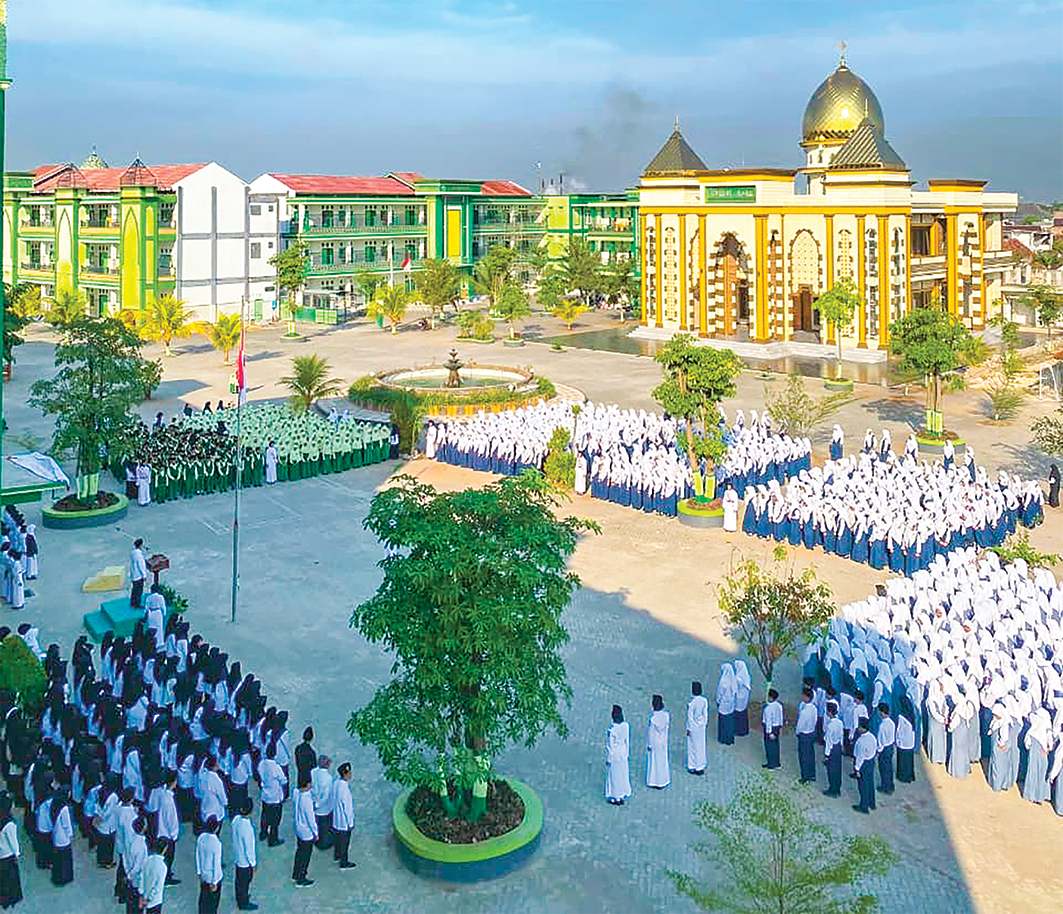 MEGAH: Pondok Pesantren, Gedung Madrasah RA, MI, MTs, SMP, SMA, IAI AL FATIMAH dan Masjid Pondok Pesantren Modern Al Fatimah.
