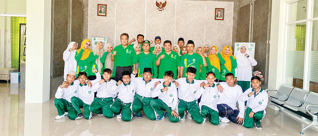 KOMPAK: Santri putra putri MTs Plus Al Fatimah bersama Kakankemenag Bojonegoro Dr.KH.Amanulloh, S.Ag. M.H.I dan Anggota DPRD Provinsi Jatim H.Budiono. S.Sos.