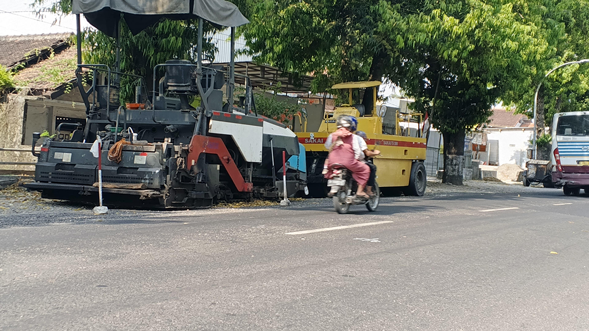SESUAI TARGET: Pengerjaan ruas Jalan Gatot Subroto sudah lebih dari 54 persen.