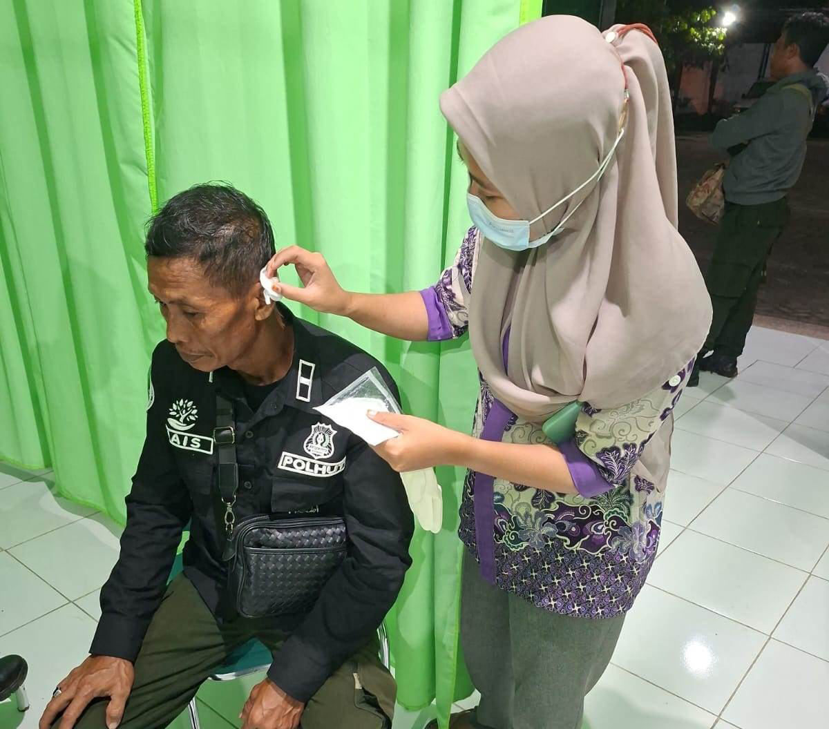 PENGOBATAN: Petugas perhutani menjalani pengobatan setelah diamuk warga.