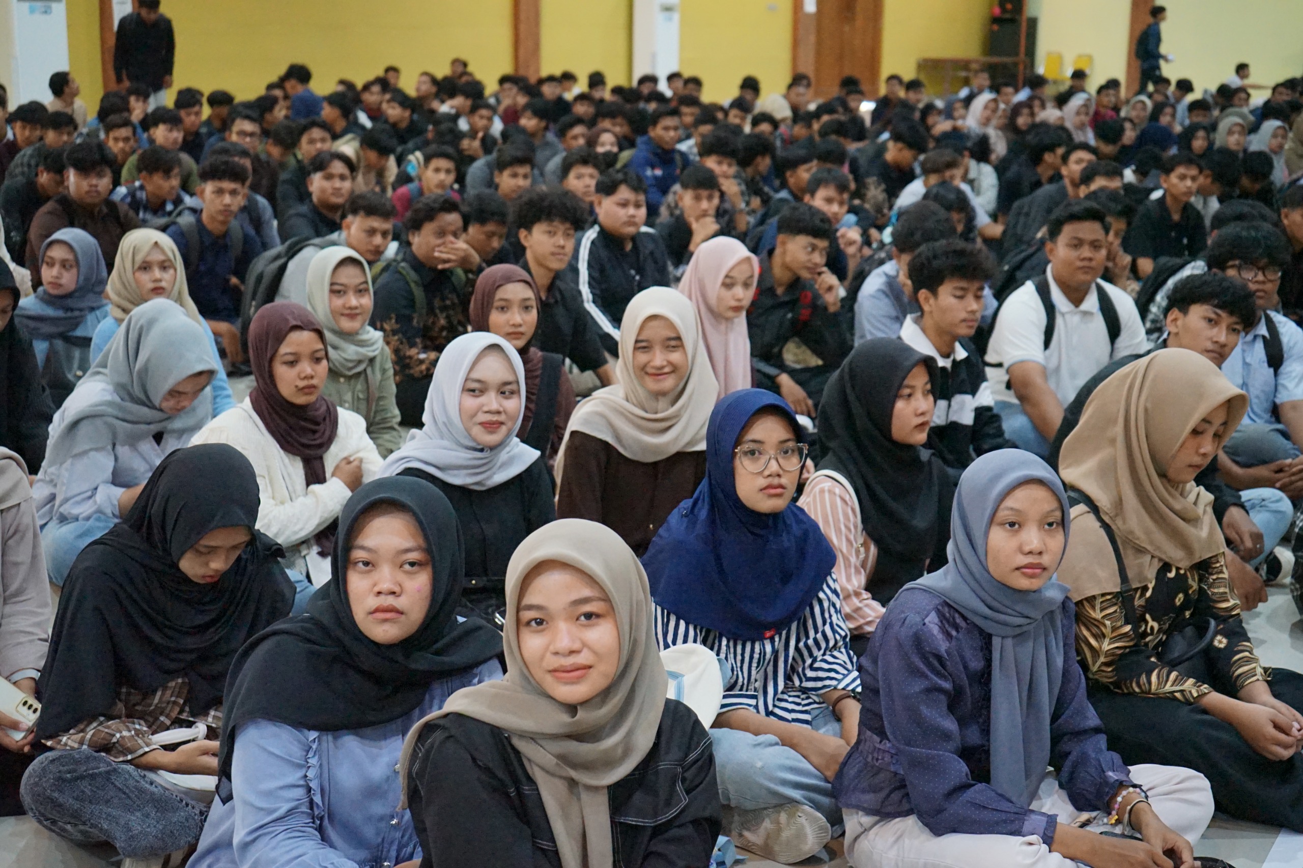Keterangan Gambar : Panitia PKKMB Unigoro 2025 menggelar technical meeting bersama 1.110 mahasiswa baru di Hall Suyitno, Jumar&nbsp;(12/9/25).
