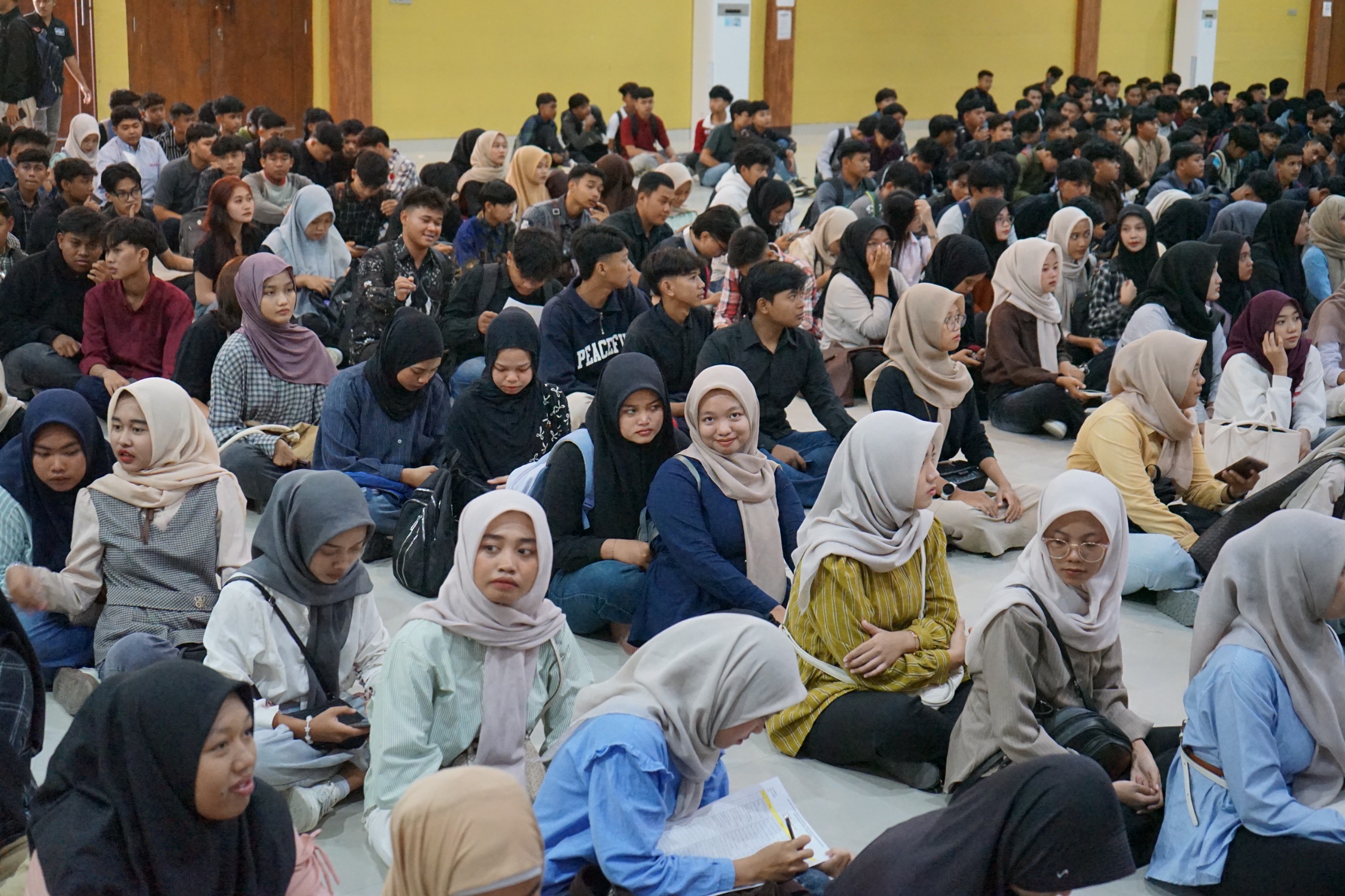 Keterangan Gambar : Panitia PKKMB Unigoro 2025 menggelar technical meeting bersama 1.110 mahasiswa baru di Hall Suyitno, Jumar&nbsp;(12/9/25).
