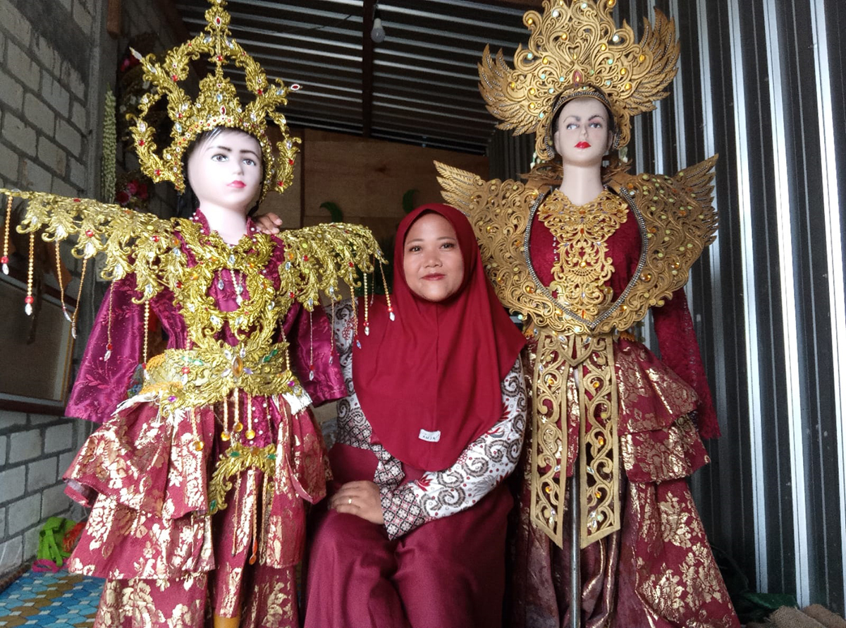 KREATIF: Siti Isaroh Nashiin menunjukan karyanya berupa kerajinan maskot di rumahnya.