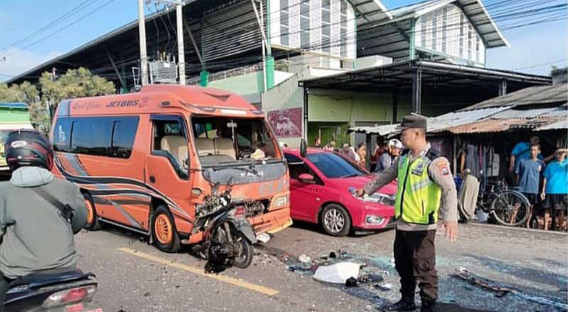 LAKA MAUT: Lokasi kejadian kecelakaan maut antara motor dengan Elf di Desa Sroyo, Kecamatan Kanor, Kabupaten Bojonegoro kemarin.