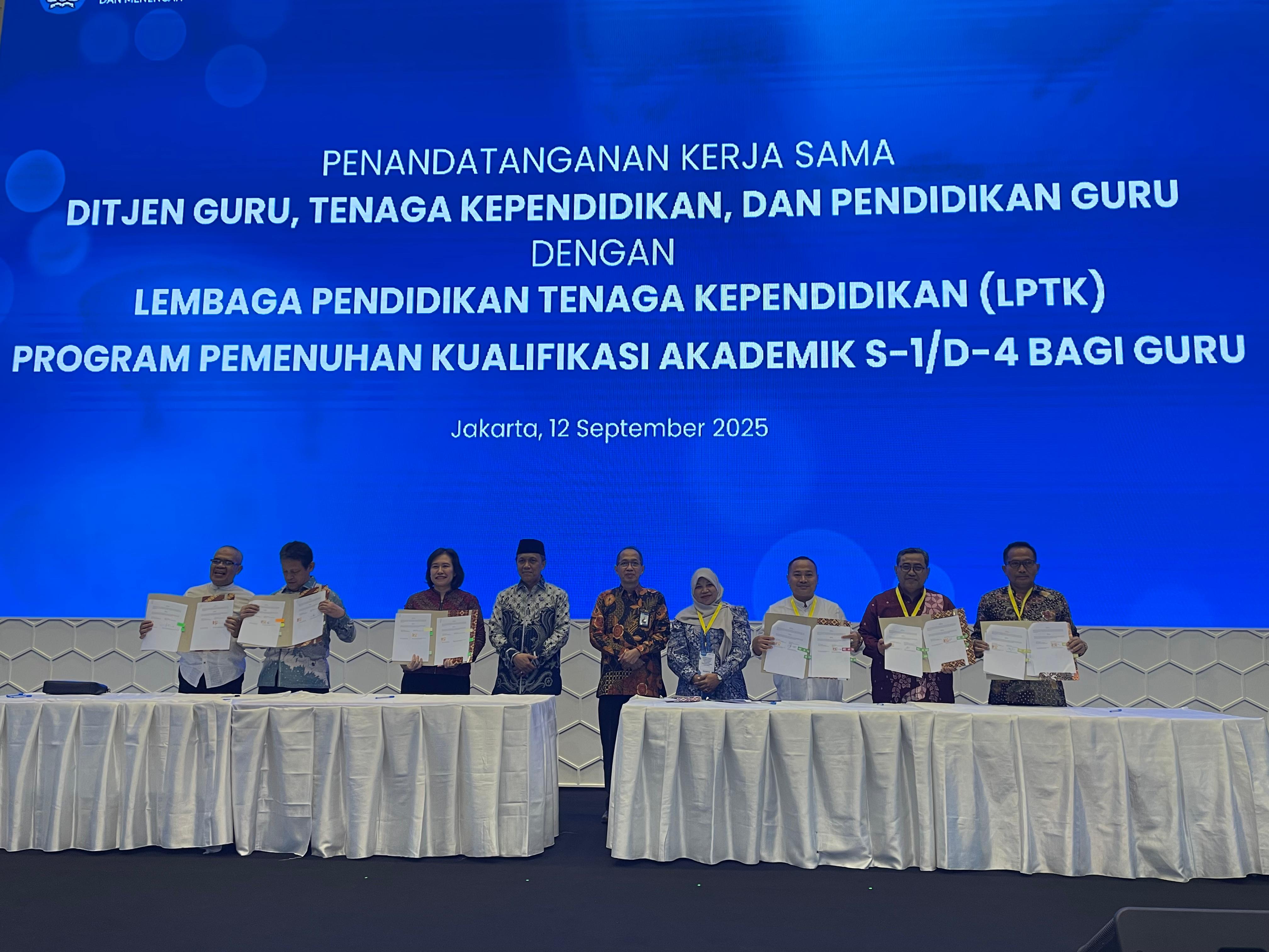 Penandatanganan MoU Program Pemenuhan Program Akademik (PKA) guru TK-SD Kemendikdaamen RI, juga dihadiri Rektor UMG, Prof  Dr&nbsp;Khoirul&nbsp;Anwar
