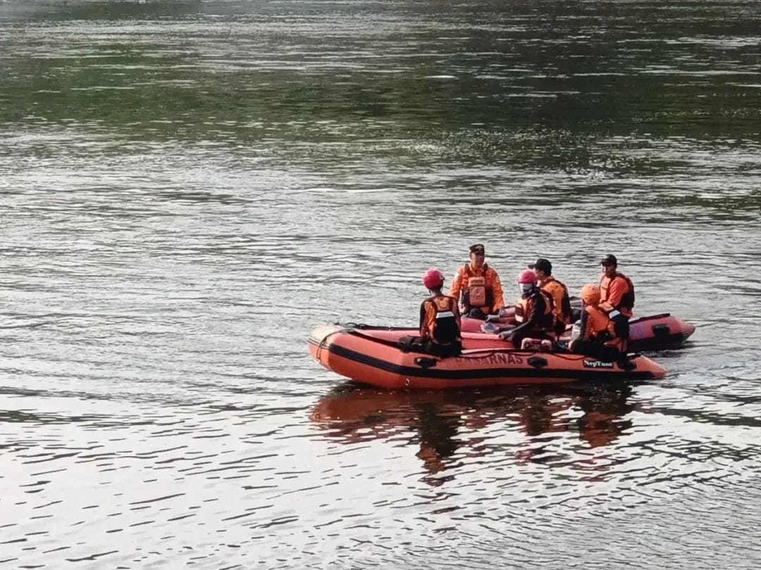 SUSUR SUNGAI: Tim SAR Gabungan BPBD Bojonegoro menyusuri sungai Bengawan Solo menggunakan perahu karet mencari korban tenggelam di wilayah Desa Jumok, Kecamatan Ngraho.