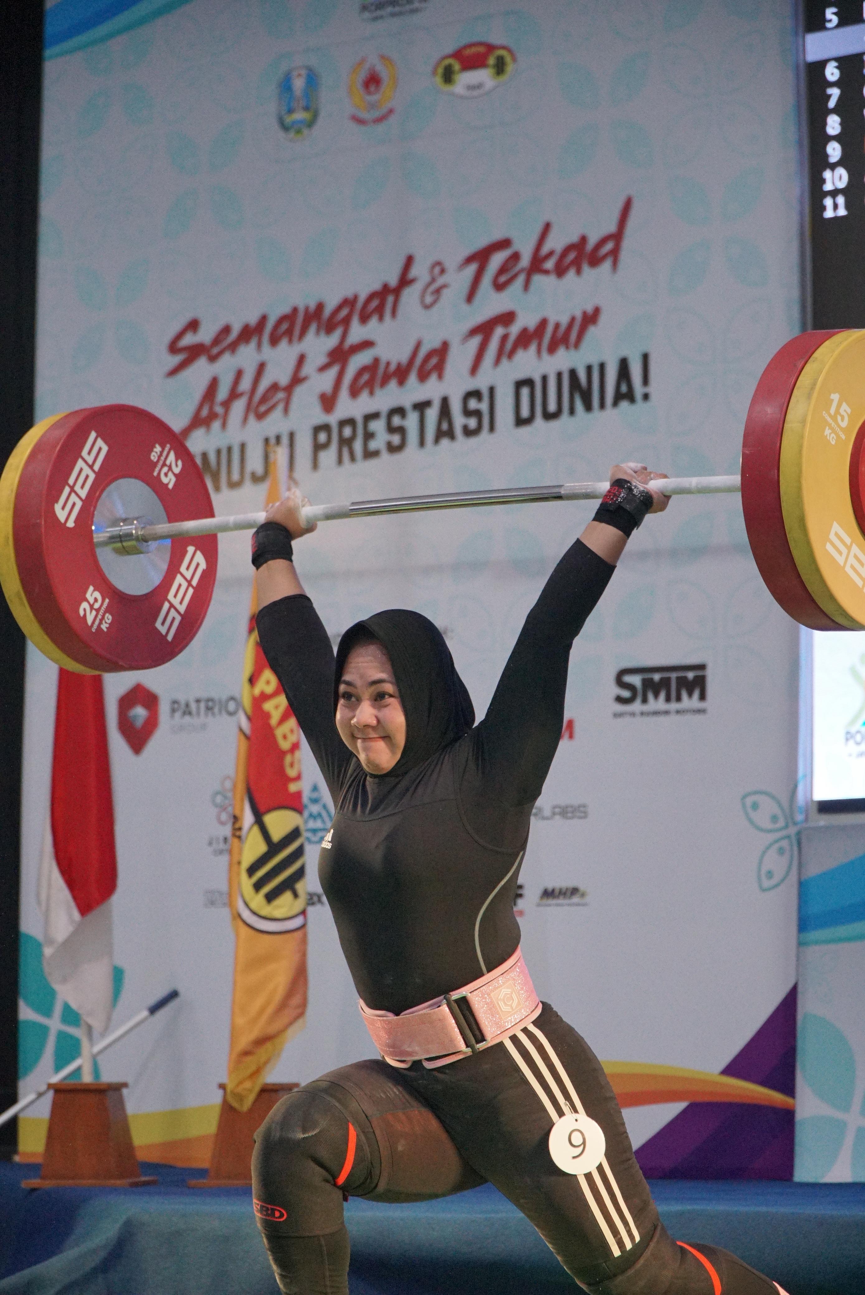 BOYONG MEDALI: Atlet angkat besi peraih satu medali emas dan dua medali perak Porprov Jatim 2025 Pretty Yuvita Kartika Sari.