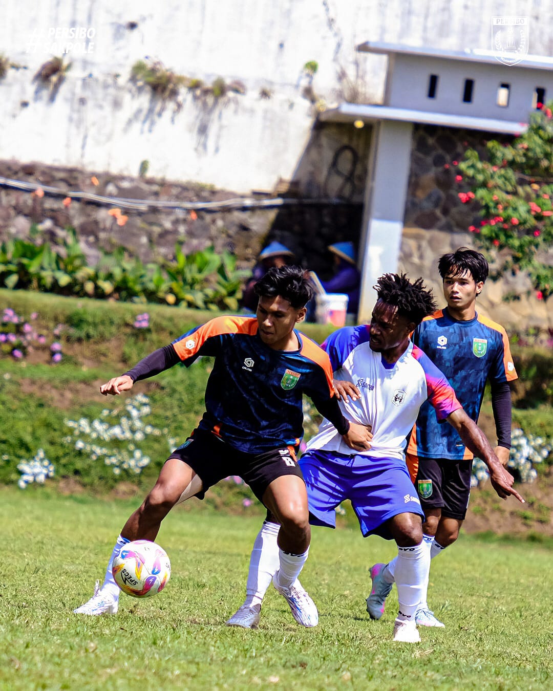 UJI COBA: Skuad Persibo kalah lawan Rans Nusantara FC dengan skor 1-0 saat laga uji coba di Lapangan Sepak Bola Jawa Kusuma Agro Wisata, Kota Batu, Sabtu (13/9).
