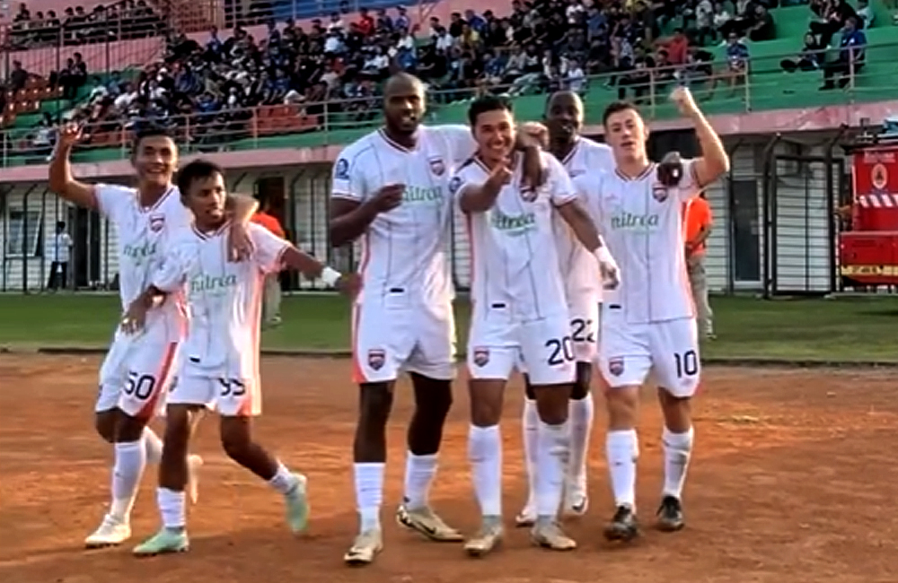 Borneo FC merayakan kemenangan atas tuan rumah PSIM Yogyakarta, Minggu (14/9).