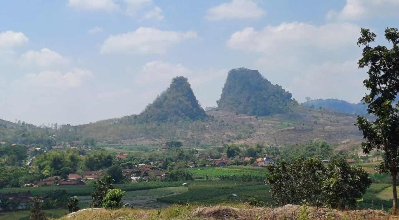 KEMBAR: Gunung Kendil dan Gunung Lawang ini tampak kembar, berdampingan layaknya sebuah gerbang alam raksasa. Keindahan panorama ini menjadi ciri khas Desa Pragelan, dan Desa Jari Kecamatan Gondang.