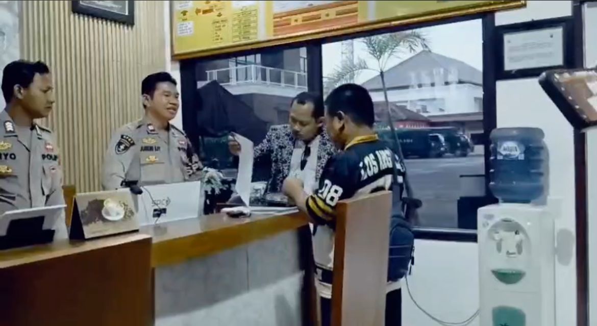 MELAPOR: Sukrin saat ada di Mapolres Bojonegoro guna melaporkan kadesnya.