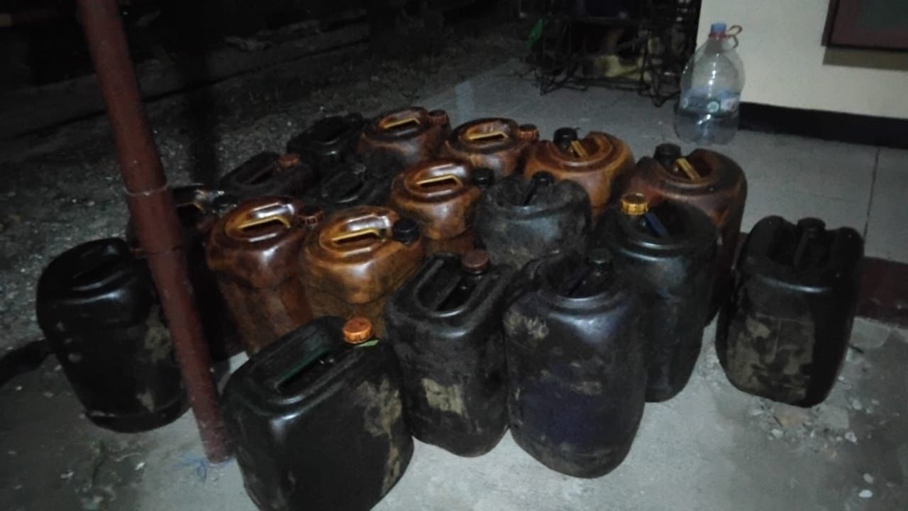 BARANG BUKTI : Jerigen minya mentah yang disita Polsek Sambong.