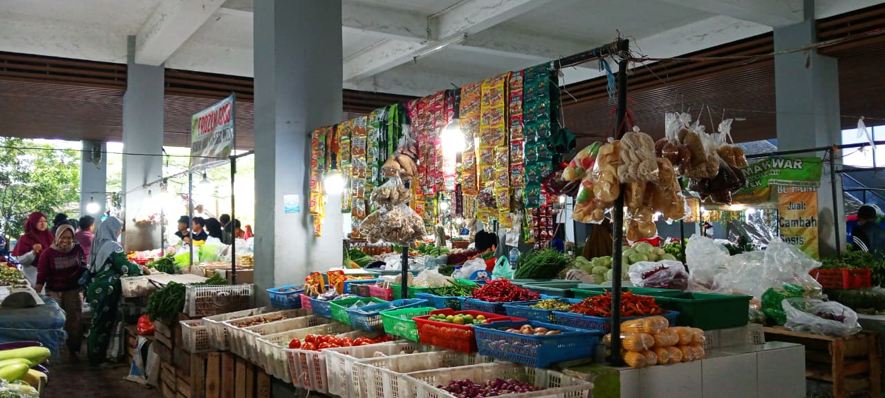PASAR: Aktivitas transaksi jual beli sayur mayur dan bumbu dapur di Pasar Wisata.