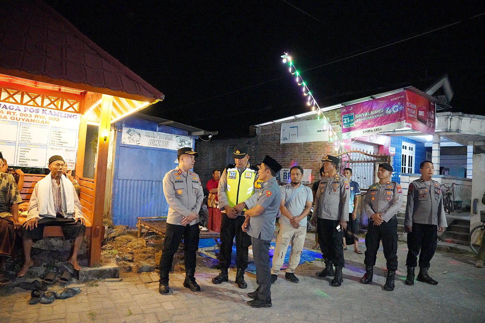 KEAMANAN: Kapolres AKBP Afrian Satya Permadi sambangi salah satu poskamling di Desa Guyangan, Kecamatan Trucuk, Jumat (12/9).