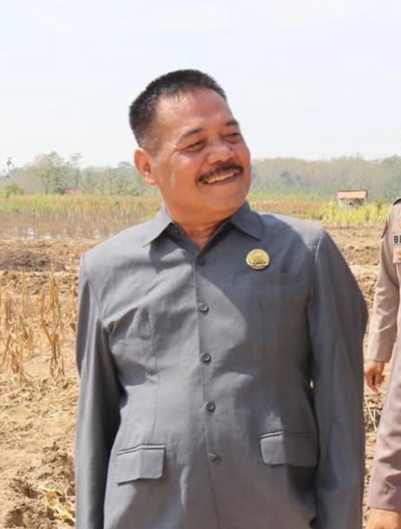 TURUN LANGSUNG: Ketua Komisi A DPRD Blora, Supardi tampak tersenyum saat meninjau program TMMD.