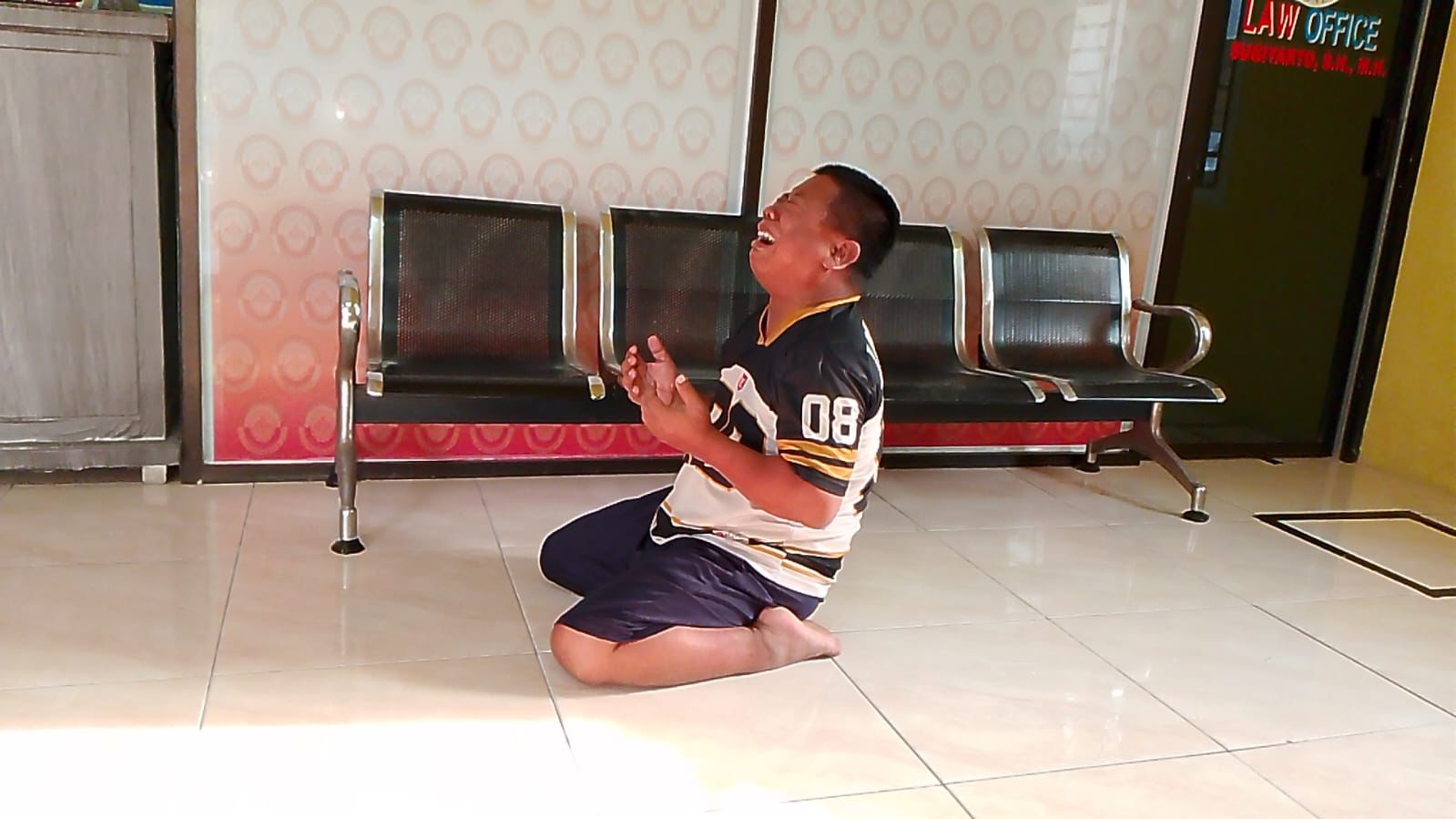 LUAPKAN KESEDIHAN: Sukrin, suami serta ayah dari korban kebakaran sumur minyak Gandu tak kuasa menahan air mata.
