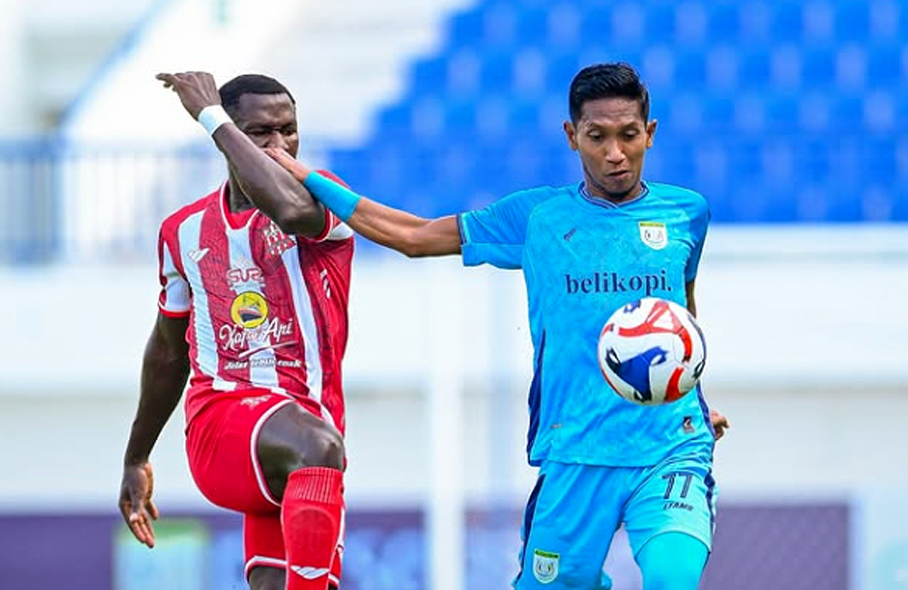Pemain Persela Lamongan dan Deltras FC berduel di Stadion Surajaya Lamongan, Senin (15/9).