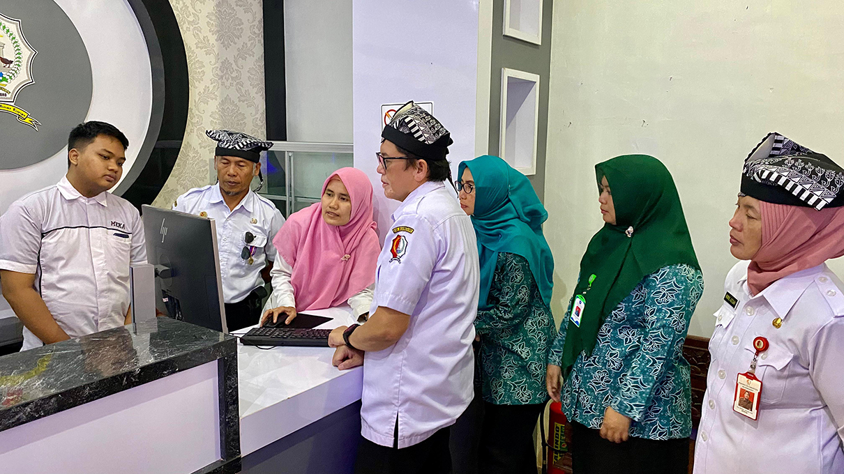 TEKNOLOGI: Kepala Desa Tikusan Ir. Edy Sunarto mendampingi Pj Bupati Bojonegoro Adrianto mencoba inovasi layanan digital di Desa Tikusan pada tahun lalu.