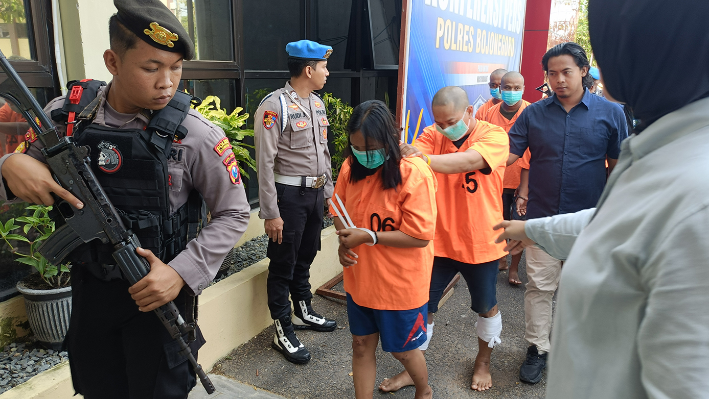 Tersangka WI (42) dibawa kembali ke ruang tahanan Polres Bojonegoro usai ungkap kasus curanmor yang dilakukannya bersama suaminya, TH pada Selasa (16/9). (YUAN EDO/RADAR BOJONEGORO)