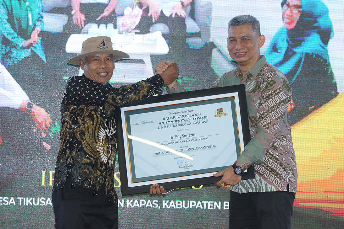 BANGGA: Kepala Desa Tikusan Ir. Edy Sunarto menerima piagam penghargaan Radar Bojonegoro Award 2025 dari Direktur Jawa Pos Radar Bojonegoro Bachtiar Febrianto.