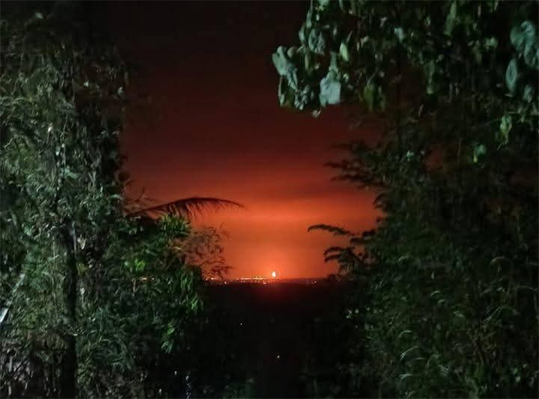 KAGETKAN WARGA: Warga Kecamatan Ngasem dan sekitarnya dikagetkan membesarnya kobaran flare di Lapangan Gas JTB.