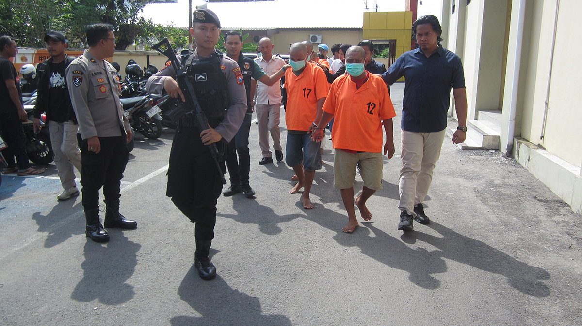 DIGIRING: Komplotan curanmor dikeler di halaman Mapolres Bojonegoro kemarin (16/9), aksi itu didalangi pasutri asal Lamongan.