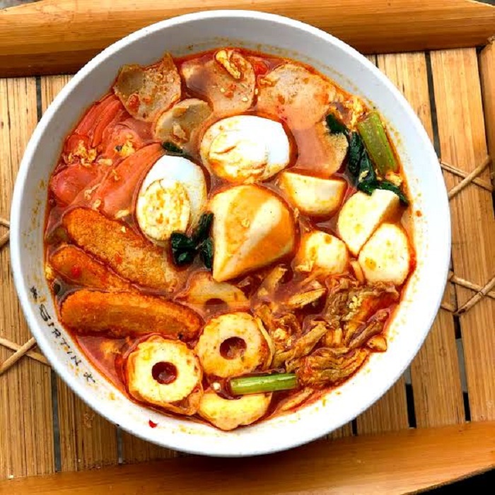 Kudapan pedas asal Sunda bernama Seblak.