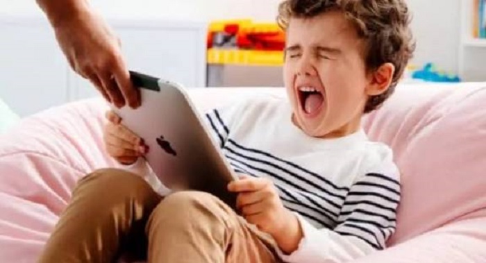 Ilustrasi anak kecanduan main HP atau Tablet.
