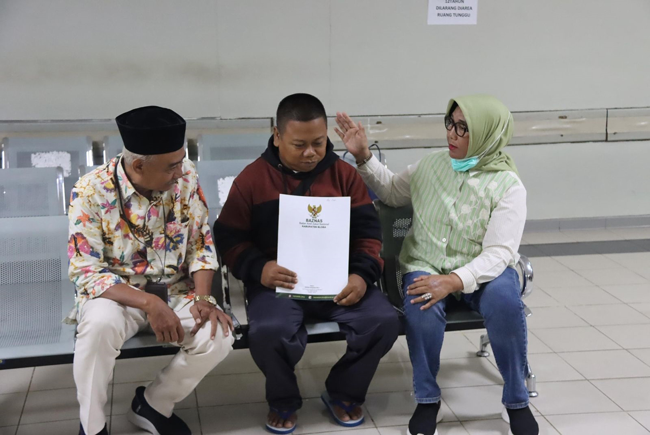 BERI PERHATIAN: Anak korban kebakaran sumur minyak Gandu bakal diberi fasilitas sekolah gratis dari Pemkab Blora.