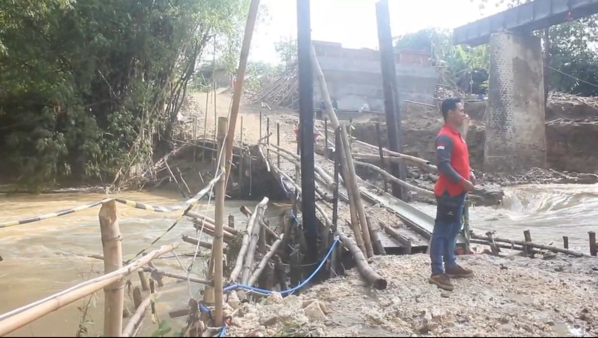 TERGERUS: Curah hujan tinggi menyebabkan Jembatan Darurat Temuwoh di Desa Talokwohmojo, Kecamatan Ngawen putus.