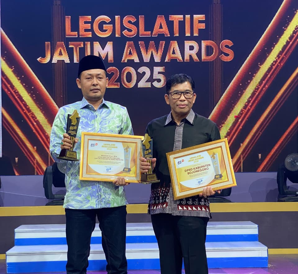 PENGHARGAAN: Ketua DPRD Bojonegoro, Abdulloh Umar, S.Pd., dinobatkan sebagai penerima penghargaan kategori Kinerja Terbaik dalam Mendorong Pelayanan Publik dan Perlindungan Sosial di Provinsi Jatim